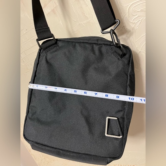 Like new black Spyder messenger cross body iPad nylon bag adjustable strap - Picture 7 of 15